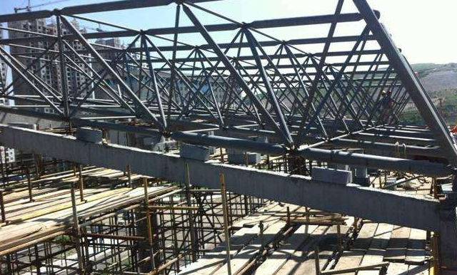 滁州简述网架公司的黑色压型钢板的吊装步履